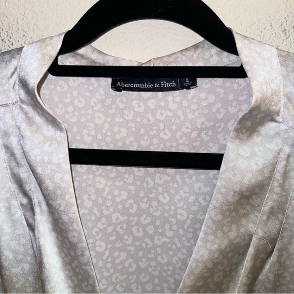 Abercrombie & Fitch Satin Cream Leopard Print Bodysuit‎ Size Large - Picture 3 of 6